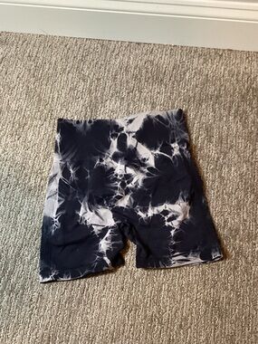 Tie-Dye High-Waist Bike Shorts - Navy & White